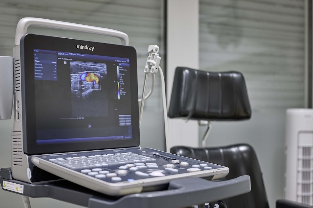 Gerät der Sonographie für Untersuchung im Behandlungszimmer in der HNO-Praxis